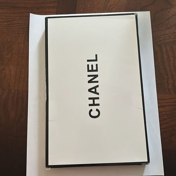 Chanel White Hand Mirror and Case with Box.GWP New - Picture 5 of 6